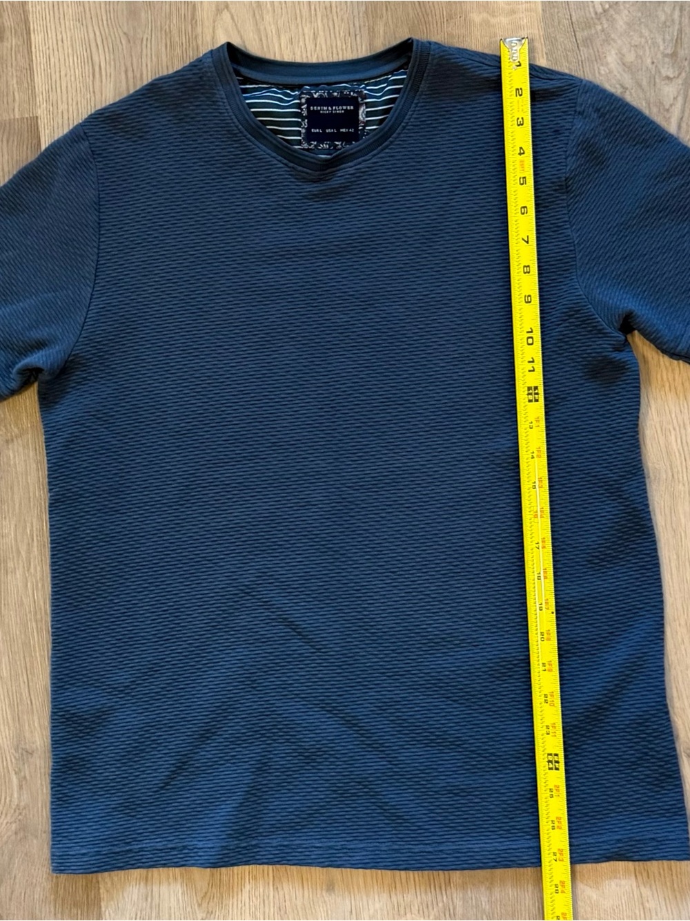 Denim & Flower Ricky Singh Textured Navy V-Neck T-Shirt Men’s Large - Picture 8 of 14